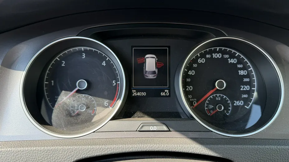 VOLKSWAGEN Golf -