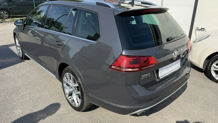 VOLKSWAGEN Golf -