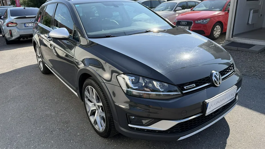 VOLKSWAGEN Golf -