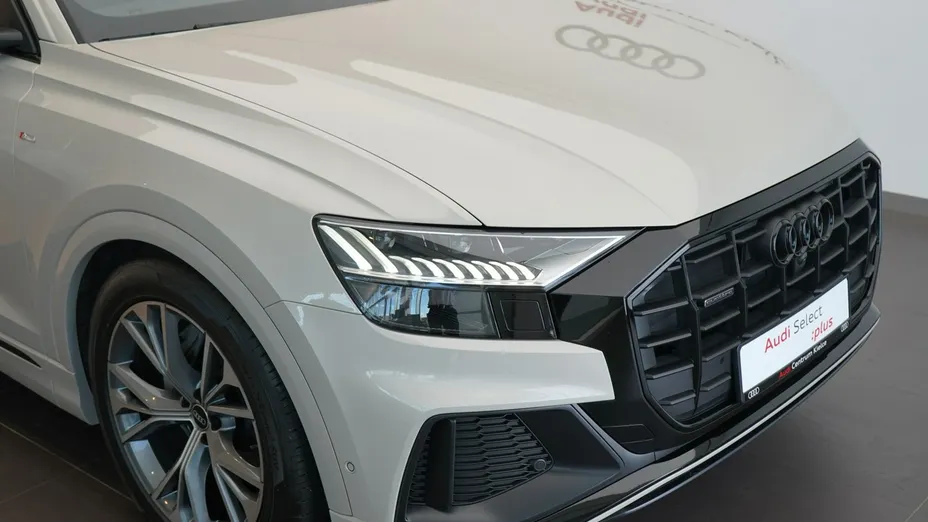 AUDI Q8 -
