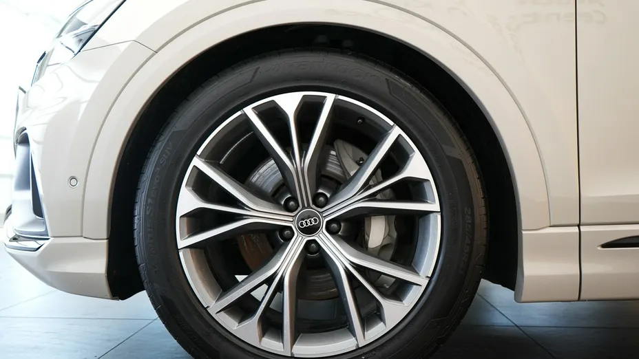 AUDI Q8 -