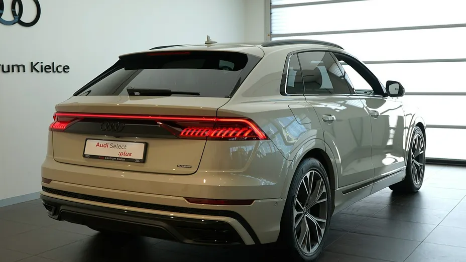 AUDI Q8 -