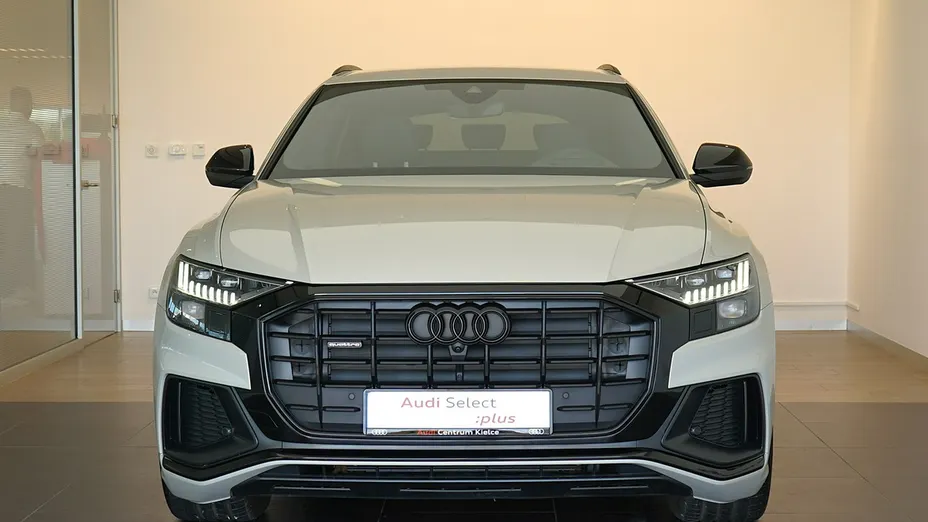 AUDI Q8 -