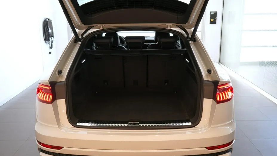 AUDI Q8 -