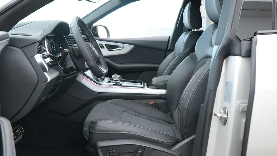 AUDI Q8 -