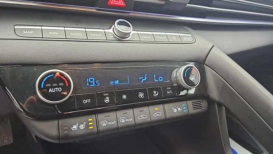 HYUNDAI Elantra -