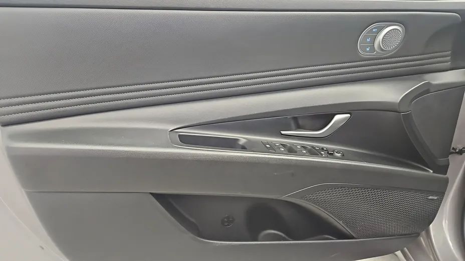 HYUNDAI Elantra -