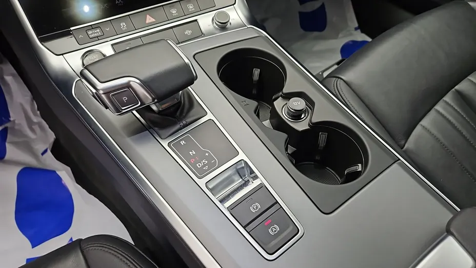 AUDI A6 -