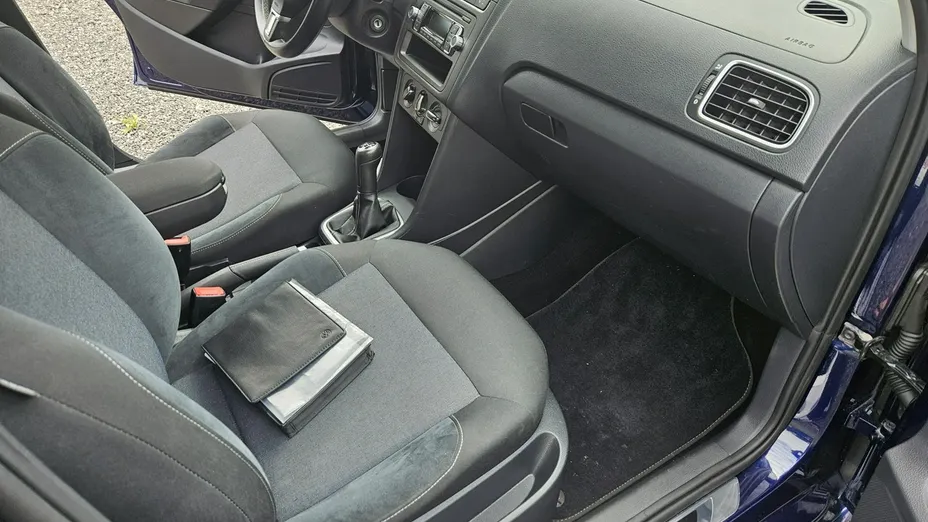 VOLKSWAGEN Polo -