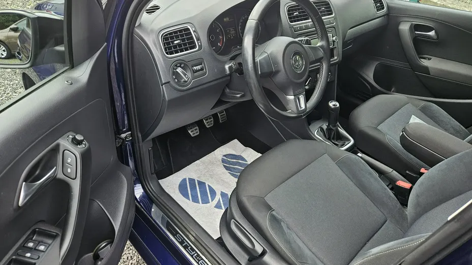 VOLKSWAGEN Polo -