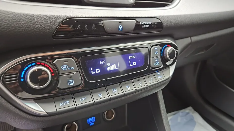 HYUNDAI i30 -