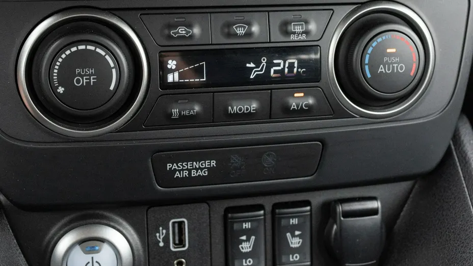 NISSAN Leaf -