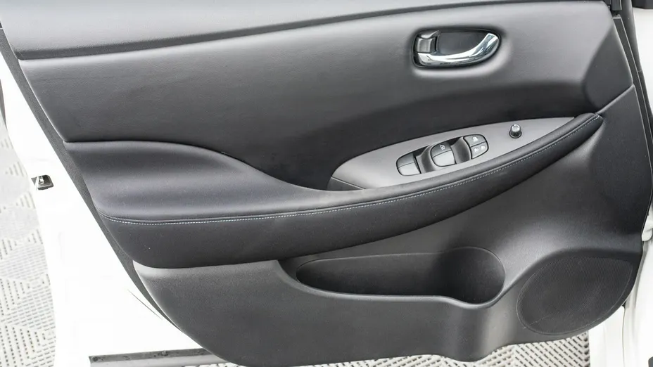 NISSAN Leaf -
