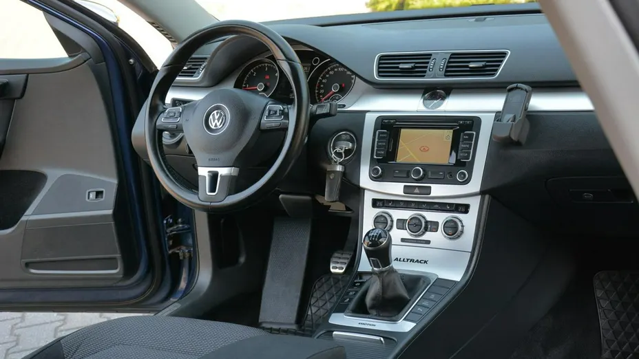 VOLKSWAGEN Passat -