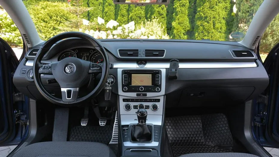 VOLKSWAGEN Passat -