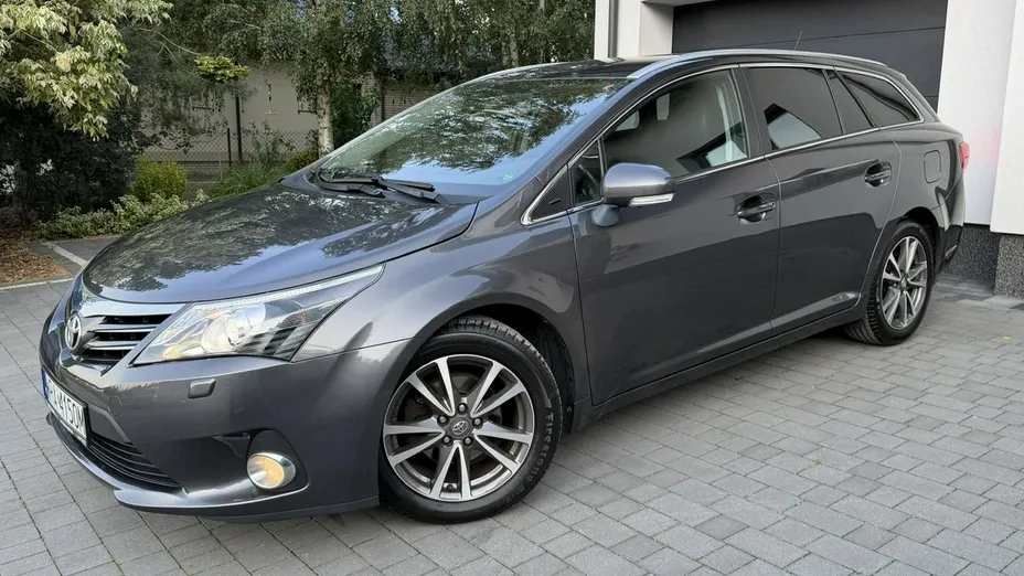 TOYOTA Avensis -
