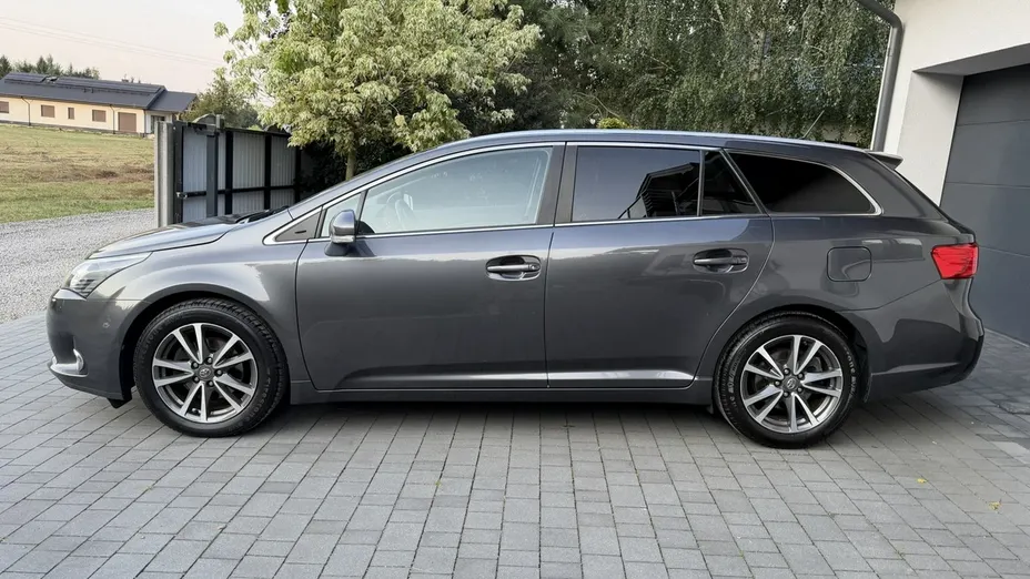 TOYOTA Avensis -