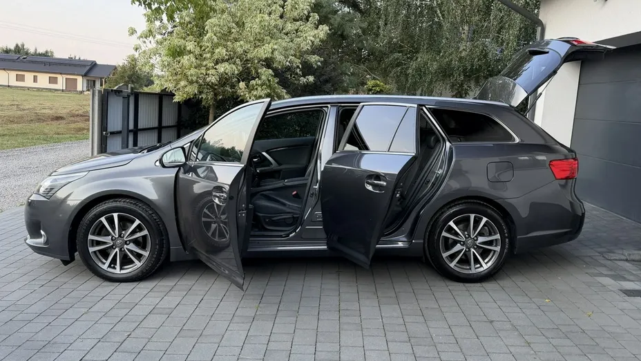 TOYOTA Avensis -