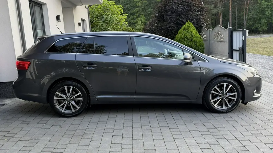 TOYOTA Avensis -