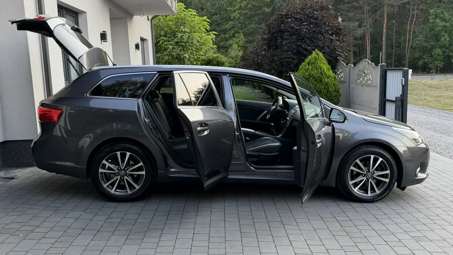 TOYOTA Avensis -
