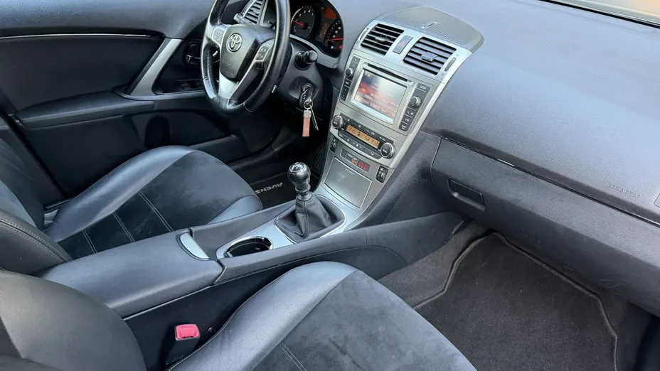TOYOTA Avensis -