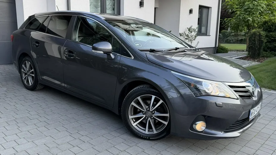 TOYOTA Avensis -