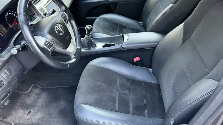TOYOTA Avensis -