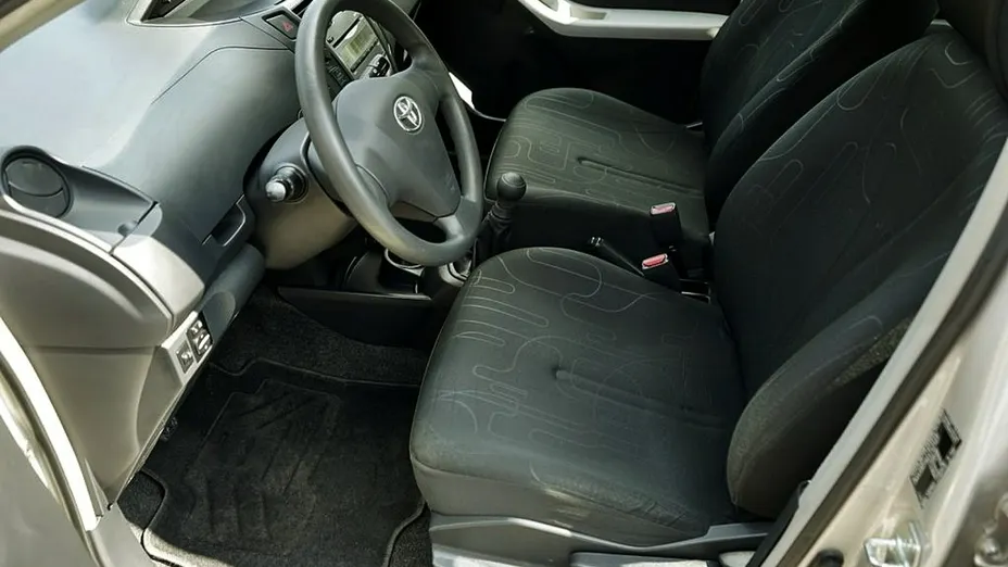 TOYOTA Yaris -