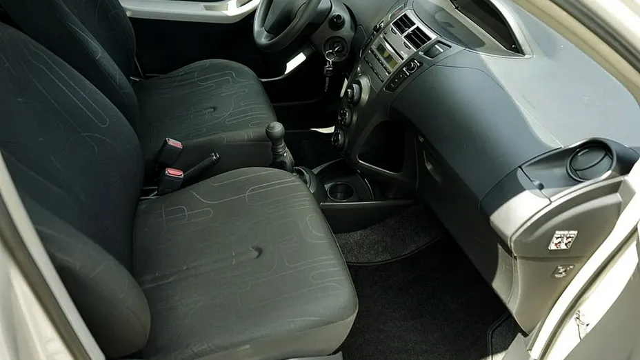 TOYOTA Yaris -