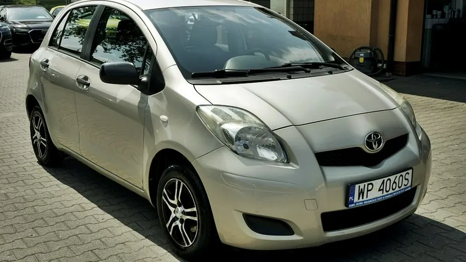 TOYOTA Yaris -