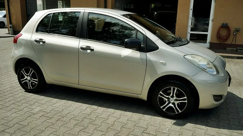 TOYOTA Yaris -