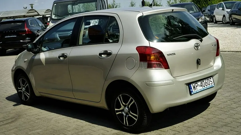 TOYOTA Yaris -