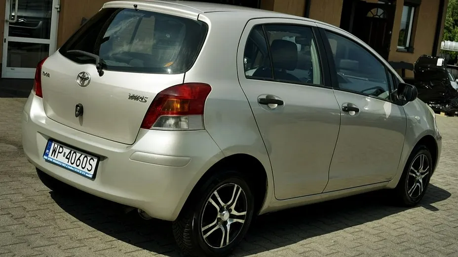 TOYOTA Yaris -