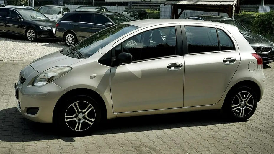 TOYOTA Yaris -