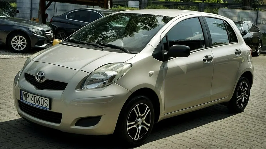 TOYOTA Yaris -