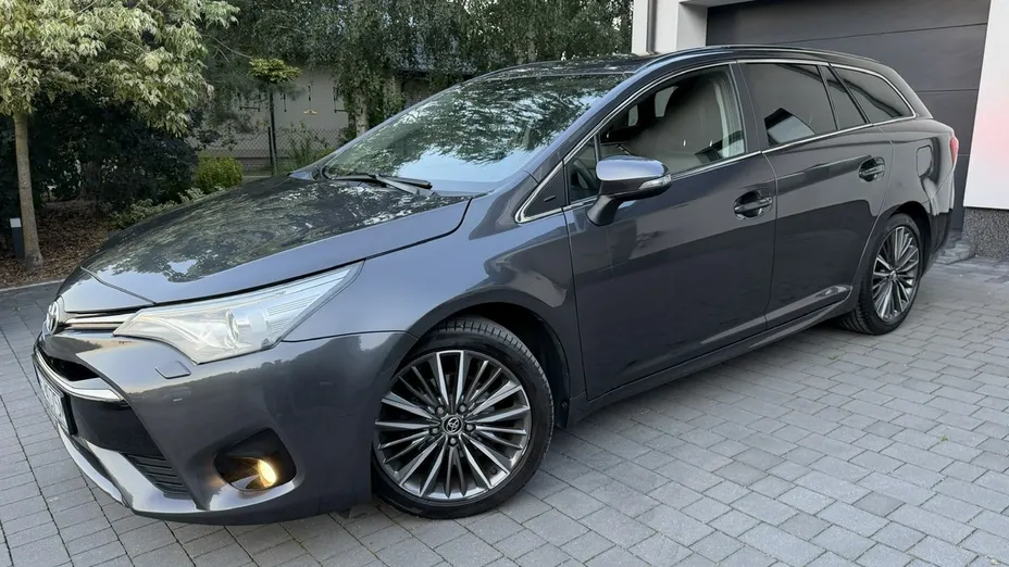 TOYOTA Avensis -