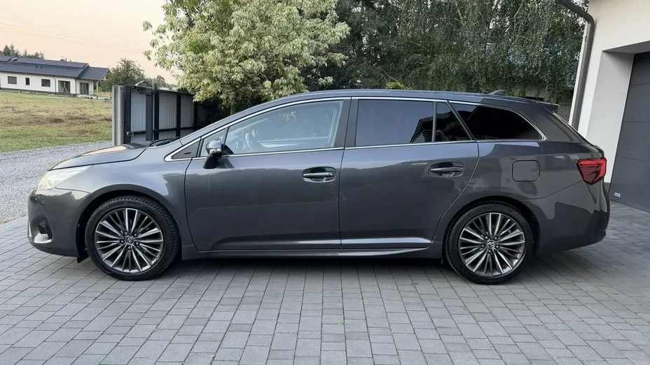 TOYOTA Avensis -