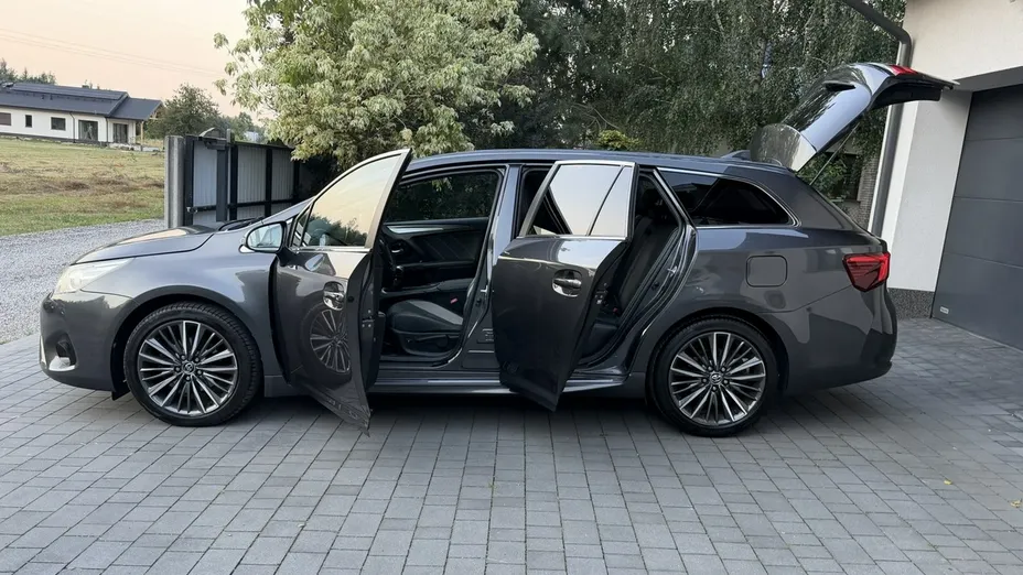 TOYOTA Avensis -
