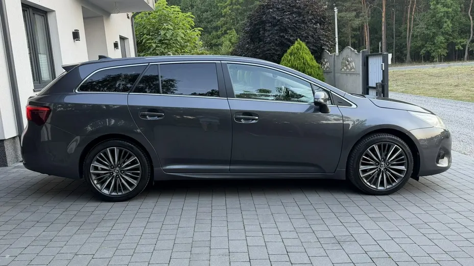 TOYOTA Avensis -