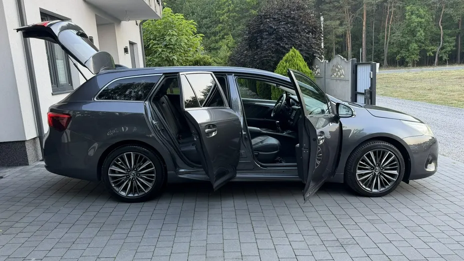 TOYOTA Avensis -