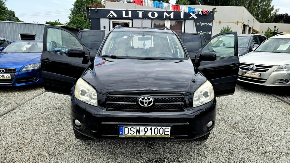TOYOTA RAV4 -