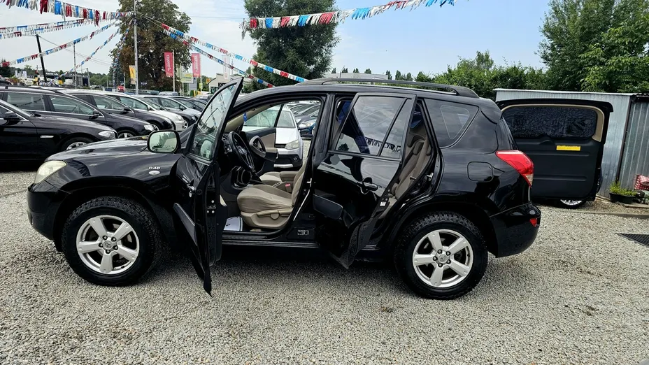 TOYOTA RAV4 -