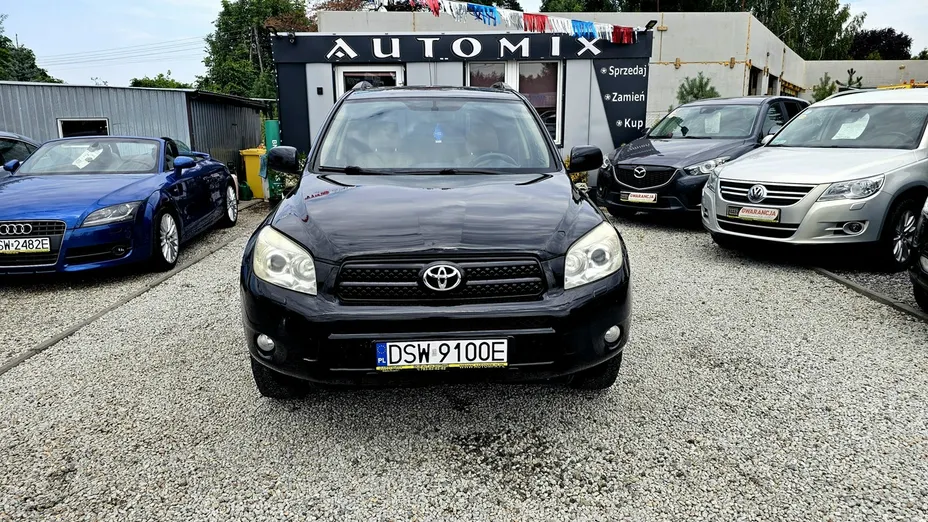 TOYOTA RAV4 -