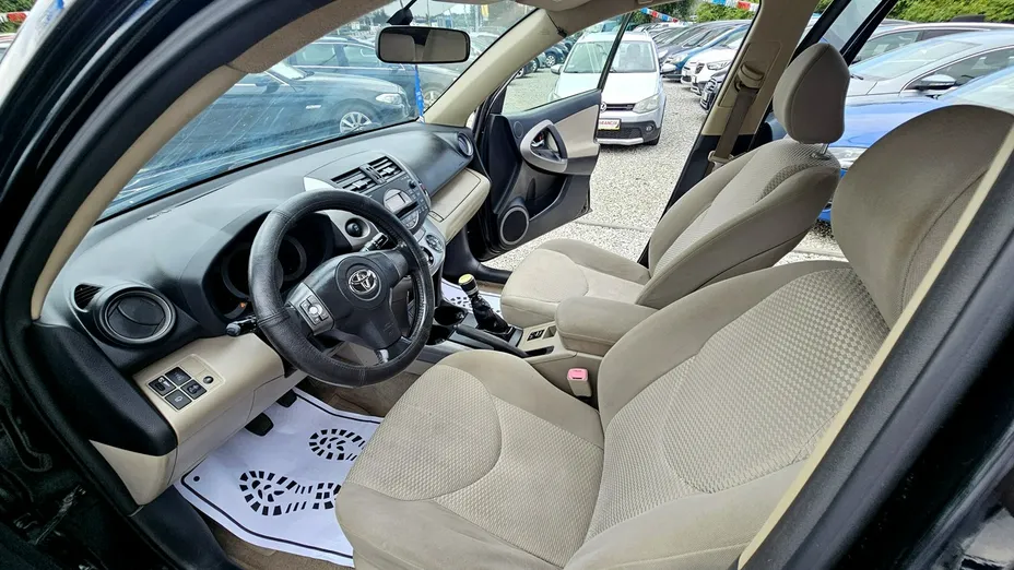 TOYOTA RAV4 -