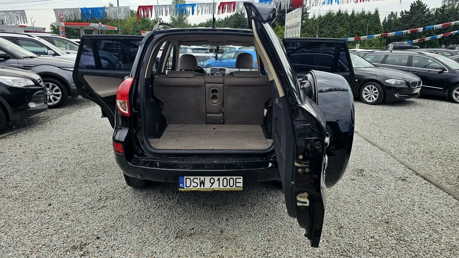 TOYOTA RAV4 -