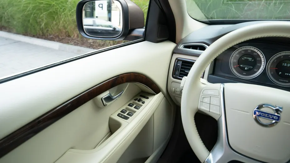 VOLVO XC70 -