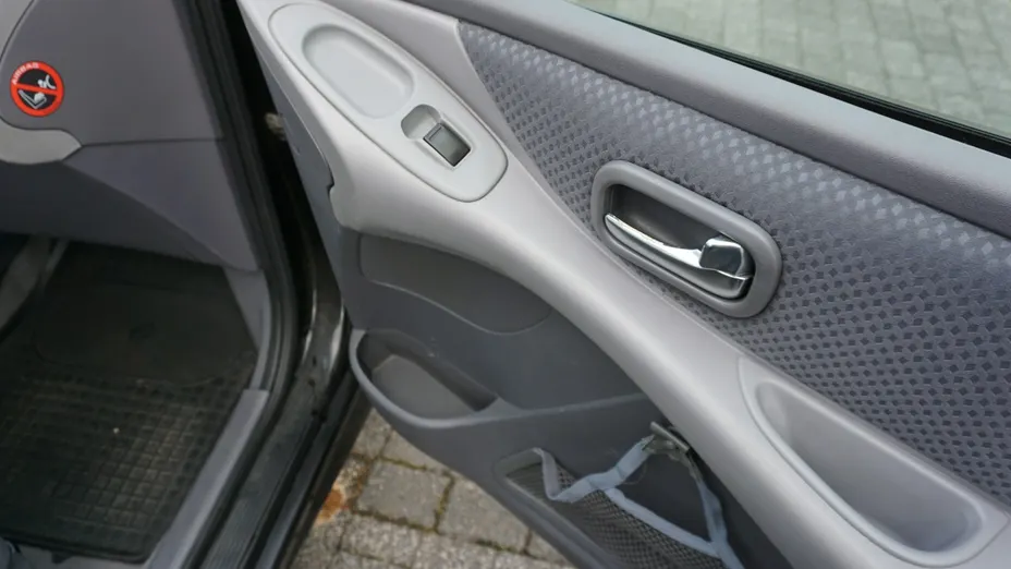 NISSAN Almera Tino -