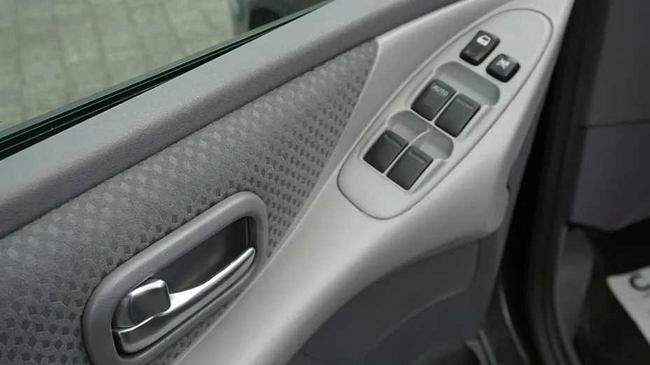 NISSAN Almera Tino -