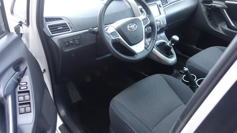 TOYOTA Verso -