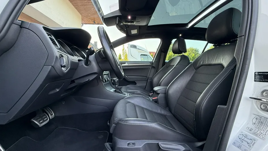 VOLKSWAGEN Golf -